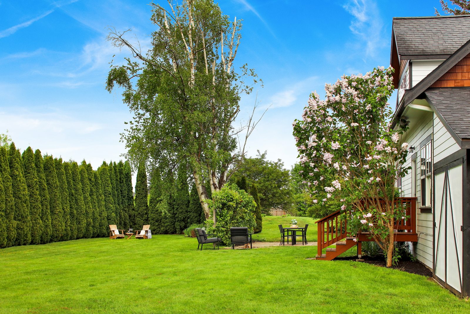 Garden lawn and outdoor seating behind Applegrove