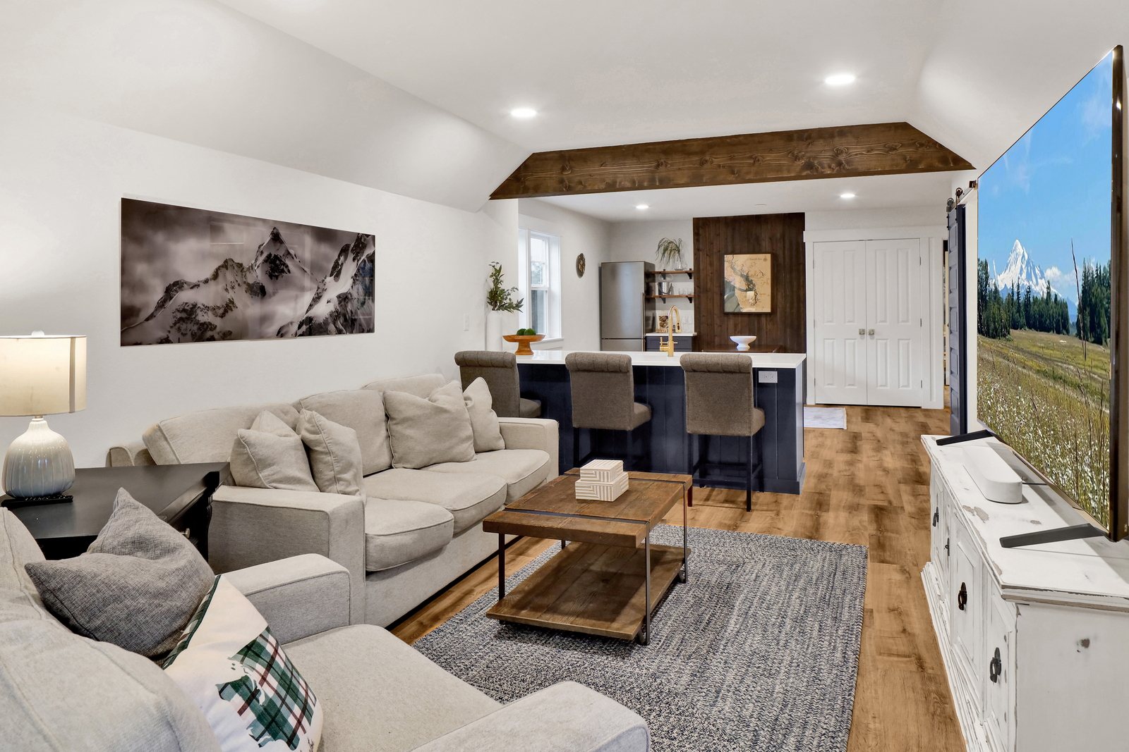 Private-entry guest quarters living space