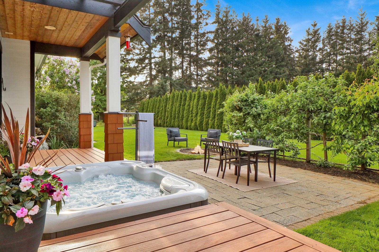 Hot tub and patio at Applegrove